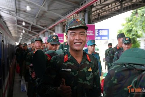 Ga Sài Gòn vỡ òa cảm xúc khi đón đoàn quân A80 trở về