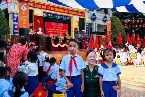 Tiếp sức 'Con nuôi đồn Biên phòng' vào năm học mới