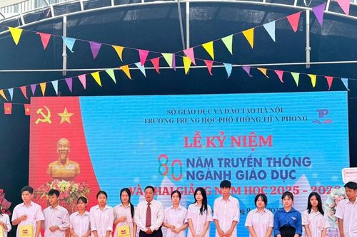 Trao tặng sách, trao học bổng trong ngày khai giảng năm học mới