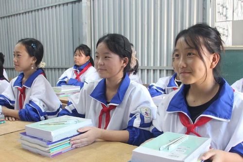 Tiếng trống khai trường vang lên giữa bùn lũ ở Điện Biên