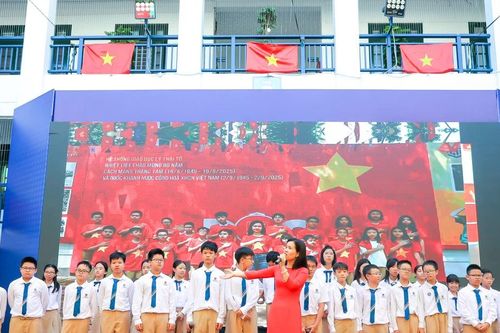 Học sinh thi hát tiếng Anh khởi động năm học mới
