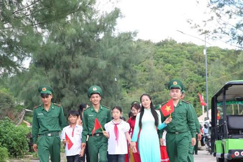 Học sinh điểm trường đảo Trần hân hoan trong ngày khai giảng