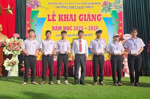 Tự hào hành trình 60 năm 'thắp lửa tri thức' của ngôi trường miền biển