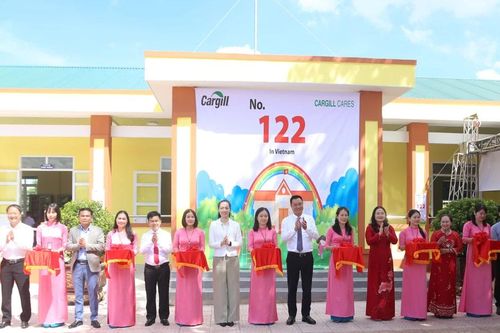 Bí thư Tỉnh ủy Quảng Trị dự và cắt băng khánh thành công trình phòng học
