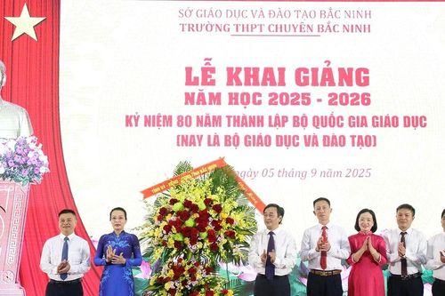 Lãnh đạo tỉnh Bắc Ninh chung vui cùng thầy trò trong lễ khai giảng
