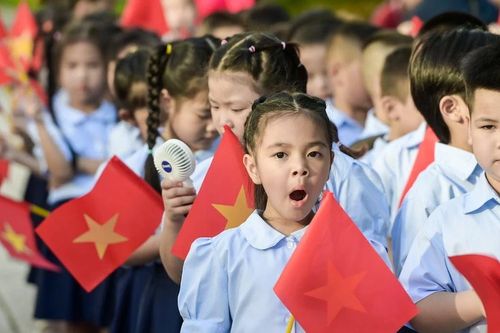 Khoảnh khắc hồn nhiên của học sinh lớp 1 trong ngày khai giảng