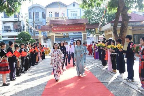Lạng Sơn hỗ trợ để học sinh khó khăn được yên tâm đến trường