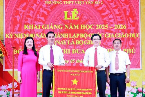 Bắc Ninh: Trường THPT Việt Yên số 2 đón nhận Cờ thi đua của Chính phủ