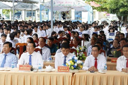 Lãnh đạo tỉnh An Giang đồng hành, tiếp sức học sinh vượt khó