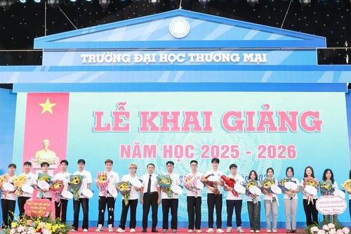 Trao học bổng 20 tân sinh viên thủ khoa đầu vào Trường ĐH Thương mại