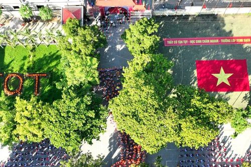Học sinh trường tiểu học ở TP Huế xếp hình bản đồ Việt Nam mừng Lễ khai giảng