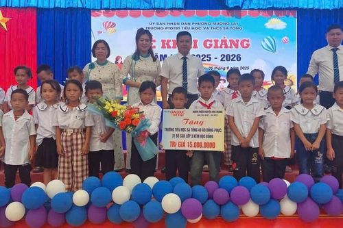 Báo Giáo dục và Thời đại trao quà tiếp sức học trò Sá Tổng trong ngày khai giảng