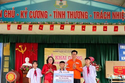 Công ty Núi Pháo mang niềm vui cho thầy trò ngày tựu trường