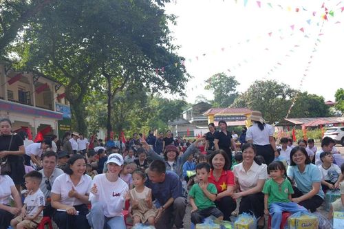 Trao 1.000 suất quà trị giá 1,2 tỷ đồng cho học sinh Gia Phú