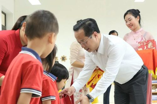 Ngành giáo dục Hà Nội tặng quà học sinh xã đảo Minh Châu