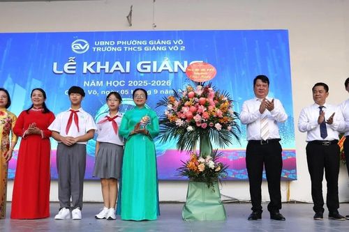 Cô trò THCS Giảng Võ 2 hân hoan trong tiếng trống khai giảng ở ngôi trường mới