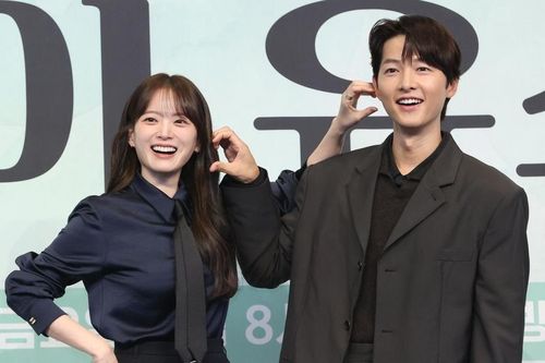 Diễn viên Hàn Quốc Song Joong-ki và Chun Woo-hee tái xuất trong phim lãng mạn 'My Youth'