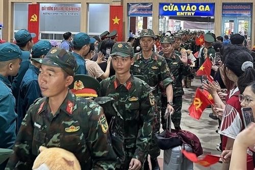 Dòng người chờ đón đoàn cán bộ, chiến sĩ A80 xuống ga Sài Gòn