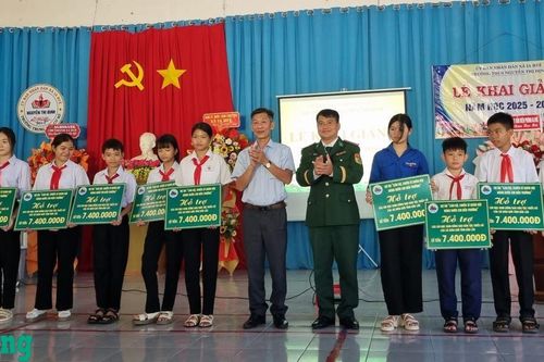 Đắk Lắk: BĐBP trao hơn 2,4 tỷ đồng hỗ trợ 325 học sinh dân tộc thiểu số biên giới