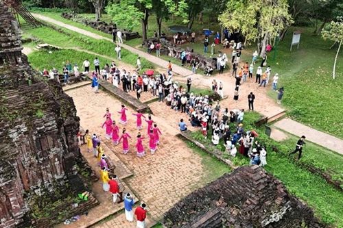 Trưng bày di sản văn hóa Việt Nam từ truyền thống đến hiện đại