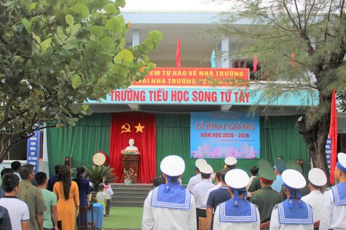 Rộn ràng khai giảng năm học mới ở đặc khu Trường Sa