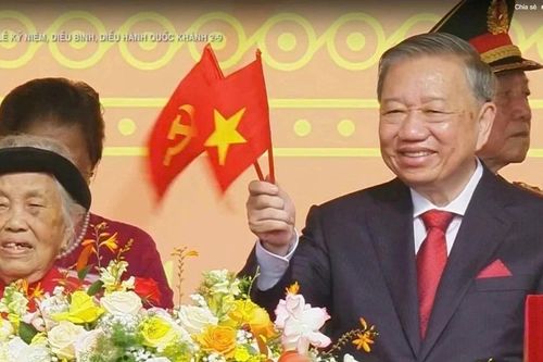 Chia sẻ của Mẹ Việt Nam Anh hùng ngồi cạnh Tổng Bí thư Tô Lâm trong lễ diễu binh