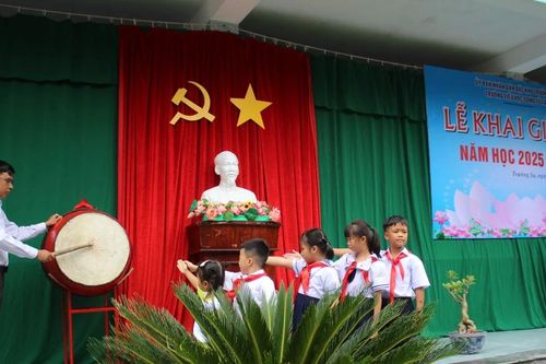 Rộn ràng khai giảng năm học mới ở đặc khu Trường Sa