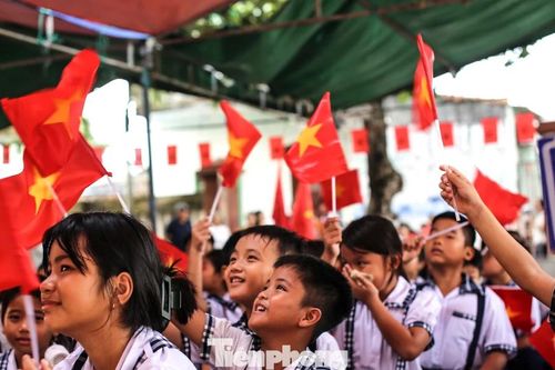 Xúc động lễ khai giảng giữa biển khơi Gia Lai