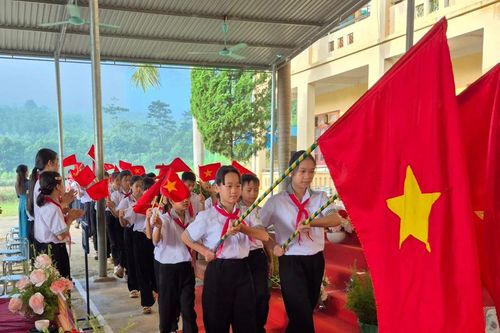 Lễ khai giảng xúc động với những học sinh đặc biệt ở làng Nủ