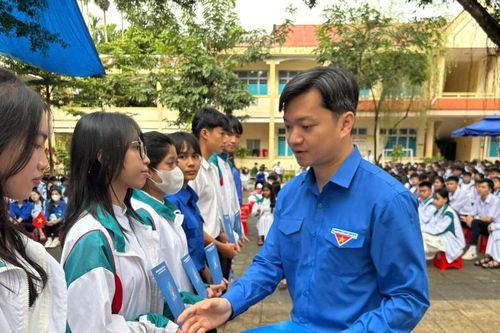Bí thư Trung ương Đoàn dự lễ khai giảng tại Trường THPT Nguyễn Trãi, Quảng Ngãi