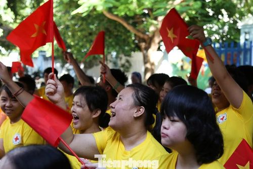 Xúc động buổi khai giảng đầu tiên của những 'vầng trăng khuyết' ở Đà Nẵng