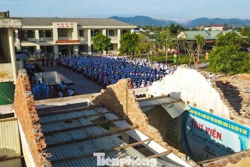 Lễ khai giảng đặc biệt ở ngôi trường tan hoang sau bão số 5