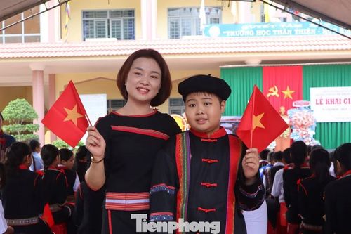 Sắc màu thổ cẩm trong lễ khai giảng đặc biệt tại Đắk Lắk