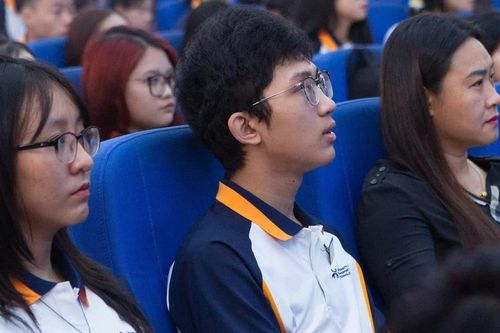 Trao học bổng toàn phần cho tân sinh viên mất 4 người thân trong vụ lật tàu Hạ Long