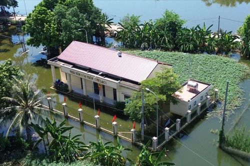 Cận cảnh tuyến đê 3 lần phải gia cố trong 1 tuần nhưng khu dân cư vẫn bị ngập