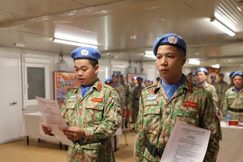 Chiến sĩ mũ nồi xanh được kết nạp đảng tại Abyei