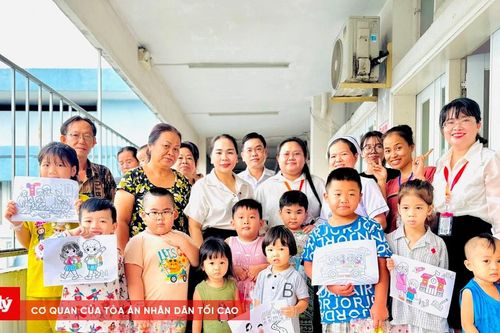 Lễ khai giảng 'đặc biệt' ở khoa Nhi bệnh viện