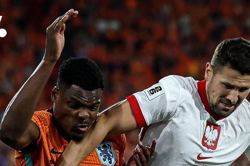 Hà Lan đánh rơi chiến thắng trước Ba Lan