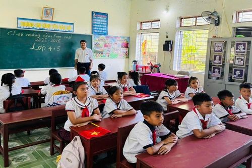 Khai giảng đặc biệt giữa đại ngàn, nơi chỉ có 34 em ngồi học dựa lưng vào nhau