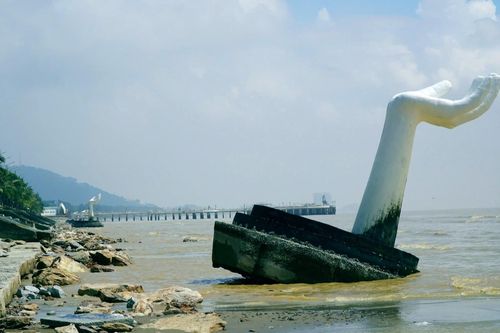 Những cánh tay 'khổng lồ' hút khách chụp ảnh ở Thanh Hóa bị bão xô nghiêng
