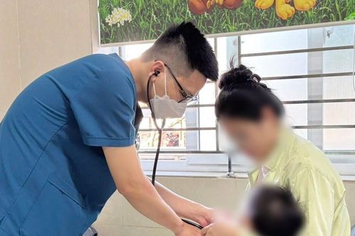Bố cho con gái 8 tháng tuổi uống nhầm thuốc nhỏ mũi