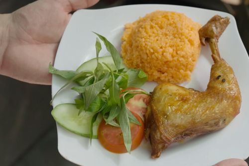Đầu bếp Mỹ nổi tiếng ngỡ ngàng với 'gà tắm thác dầu, cơm đảo tự động' ở TPHCM