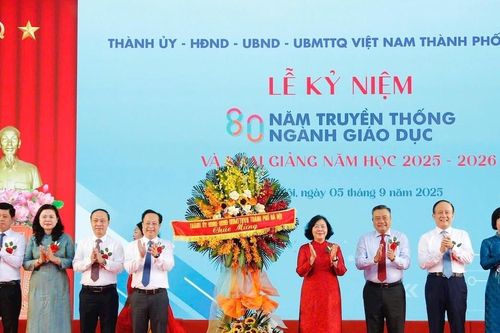 Lãnh đạo TP Hà Nội dự lễ khai giảng tại Trường THPT Phan Huy Chú