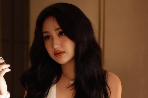 Mai Phương Thúy gợi cảm, MC Thảo Vân tươi cười đến thăm NSND Công Lý