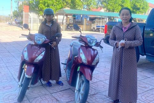 Trùng hợp khó tin: Hai phụ nữ cùng tuổi dắt nhầm xe máy giống hệt nhau