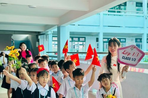 Trường học ở TP HCM tưng bừng khai giảng năm học mới