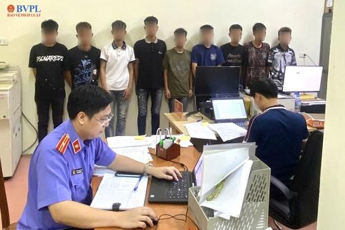Nhóm thanh, thiếu niên tháo biển số xe, lạng lách, chiếu laze vào người đi đường