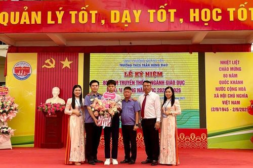 VKSND khu vực 2, tỉnh Quảng Ninh trao quà cho các em học sinh có hoàn cảnh khó khăn, ngày khai giảng