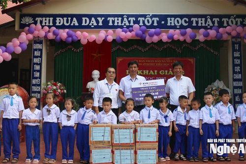 Công ty Thủy điện Bản Vẽ trao quà cho học sinh nhân dịp khai giảng năm học mới tại các xã Yên Na, Lượng Minh và Hữu Khuông