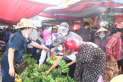 'Cả năm được Rằm tháng Bảy': Chợ quê xứ Nghệ nhộn nhịp như Tết